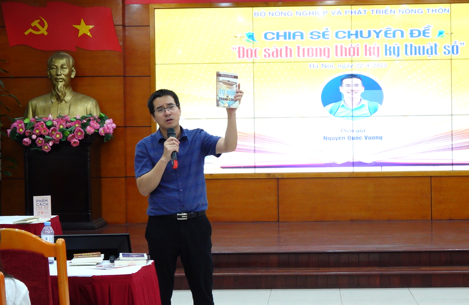 Diễn giả Nguyễn Quốc Vương chia sẻ về 'Đọc sách trong thời kỳ kỹ thuật số'. Ảnh: Linh Linh.