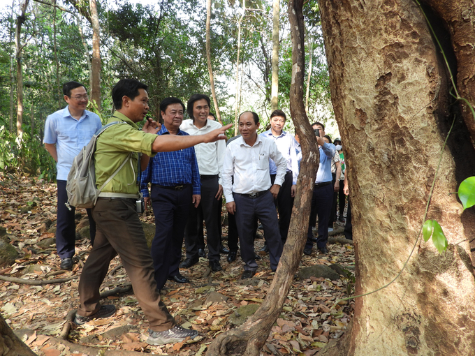 Bộ trưởng Bộ NN-PTNT Lê Minh Hoan thị sát rừng và động viên lực lượng làm nhiệm vụ giữ rừng của Vườn Quốc gia Cát Tiên. Ảnh: Trần Trung.