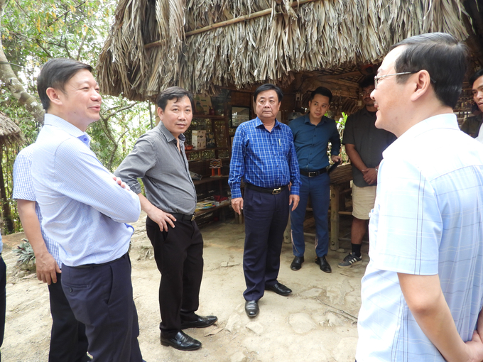 Bộ trưởng Bộ NN-PTNT Lê Minh Hoan thị sát khu du lịch cộng đồng Tà Lài tại Vườn Quốc gia Cát Tiên. Ảnh: Trần Trung.