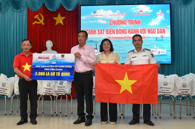 Đại diện lãnh đạo Bộ Tư lệnh Vùng Cảnh sát biển 3 và lãnh đạo huyện Gò Công Đông trao quà cho gia đình chính sách, gia đình ngư dân nghèo trên địa bàn huyện Gò Công Đông.
