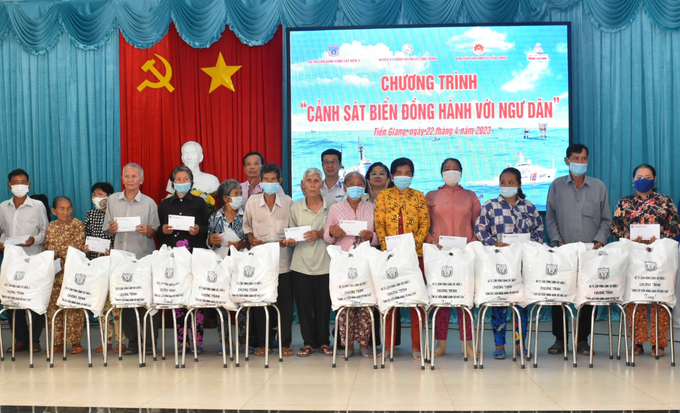 Lãnh đạo Bộ Tư lệnh Vùng Cảnh sát biển 3 trao quà cho gia đình chính sách, gia đình ngư dân nghèo trên địa bàn huyện Gò Công Đông.