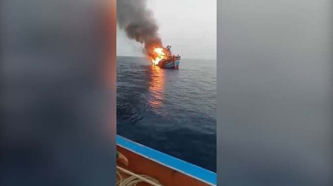 Tàu cá cháy, chìm dần trong sự bất lực của 13 ngư dân. Rất may không có thiệt hại về người. Ảnh: BĐBP tỉnh Bà Rịa - Vũng Tàu.