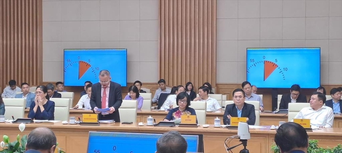 Mr. Le Van Quang, General Director of Minh Phu Seafood Corporation (standing) highlighting several issues to the Prime Minister with regards to the sustainable development of Vietnam's shrimp industry. Photo: BT.