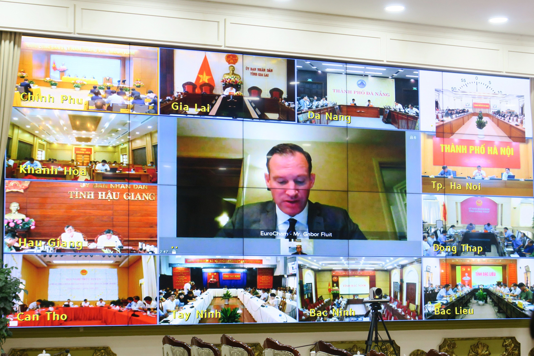Buổi làm việc giữa Thủ tướng Chính phủ với các doanh nghiệp đầu tư nước ngoài được tổ chức bằng hình thức trực tiếp và trực tuyến. Ảnh: M.H.