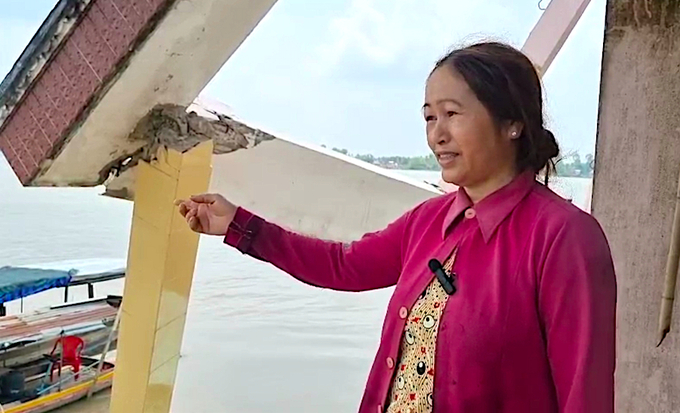 Bà Nguyễn Thị Nhi nói về căn nhà của mình sau những lần sạt lở. Ảnh: Hữu Đức. 