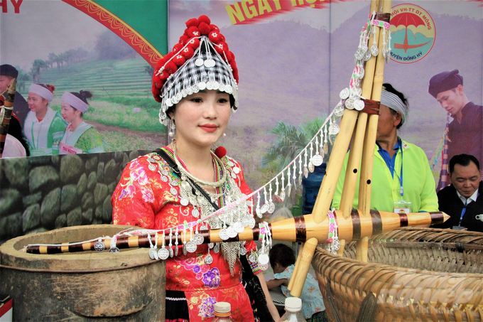 Một thiếu nữ người dân tộc Mông đến tham gia Ngày hội Văn hóa - Thể thao dân tộc Mông. Ảnh: Nguyễn Hoàn.