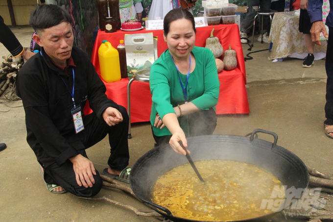 Thi nấu thắng cố - một món ăn đặc trưng của người dân tộc Mông. Ảnh: Nguyễn Hoàn.