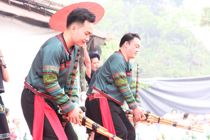Tiết mục văn nghệ múa khèn đặc trưng của người dân tộc Mông. Ảnh: Nguyễn Hoàn.