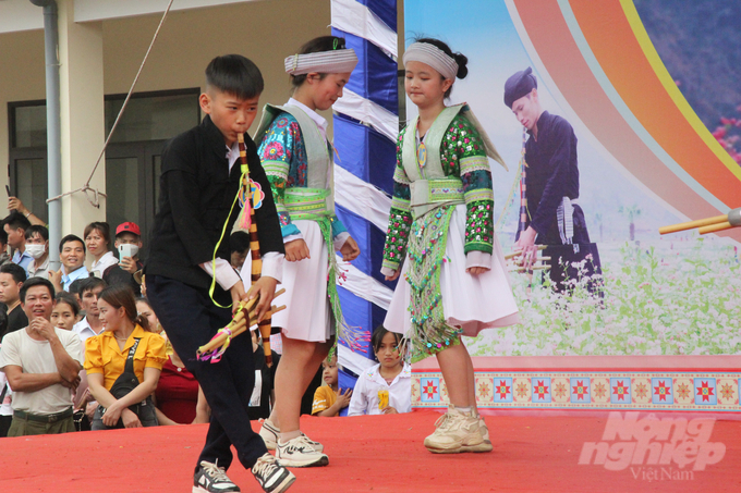 Ngay cả những cậu bé, cô bé cũng thể hiện bài múa khèn Mông rất điêu luyện. Ảnh: Nguyễn Hoàn. 