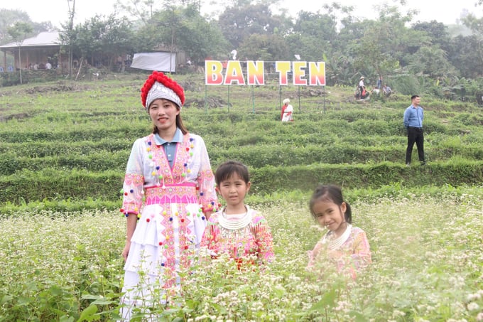 3 mẹ con đi chơi hội, tạo dáng chụp ảnh bên vườn hoa tam giác mạch. Ảnh: Nguyễn Hoàn.