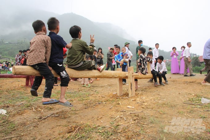 Trẻ em thích thú với những trò chơi dân gian. Ảnh: Nguyễn Hoàn.