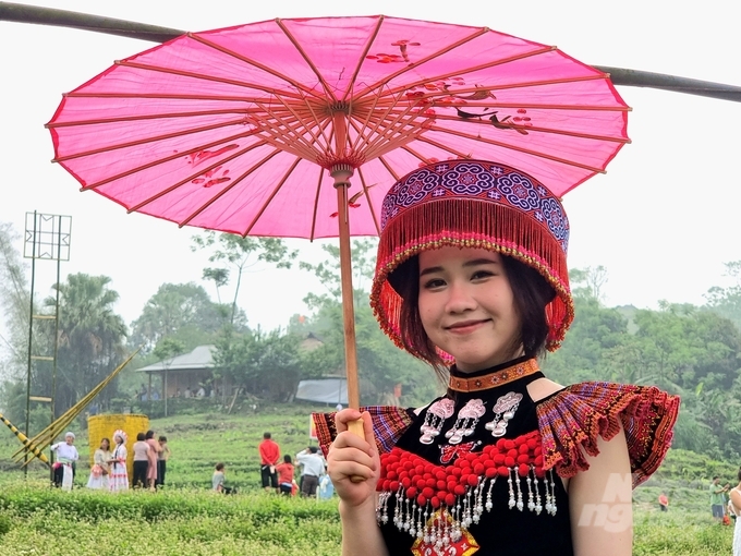 Thiếu nữ người bản địa mặc những bộ váy áo chuyên chỉ dành cho những dịp lễ hội. Ảnh: Nguyễn Hoàn.