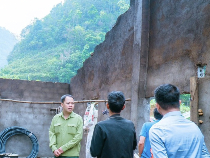 Ông Tô Việt Thành (trái), Phó Chủ tịch UBND huyện Mường Khương (Lào Cai) thăm hỏi, động viên người dân trên địa bàn. Ảnh: T.T.