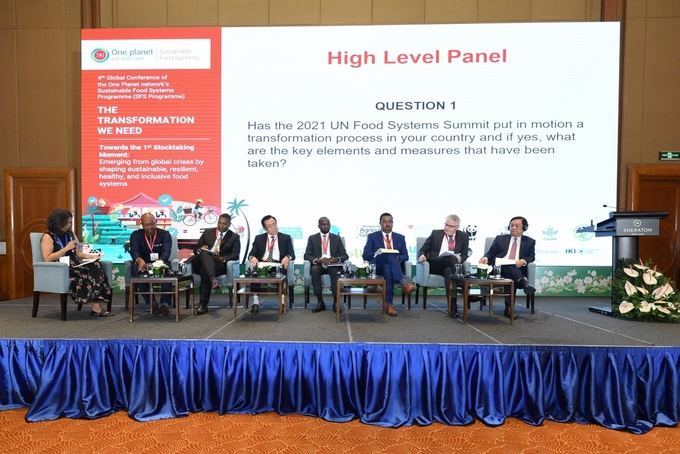 The High Level Panel was held within the framework of the opening session. Photo: Tung Dinh.