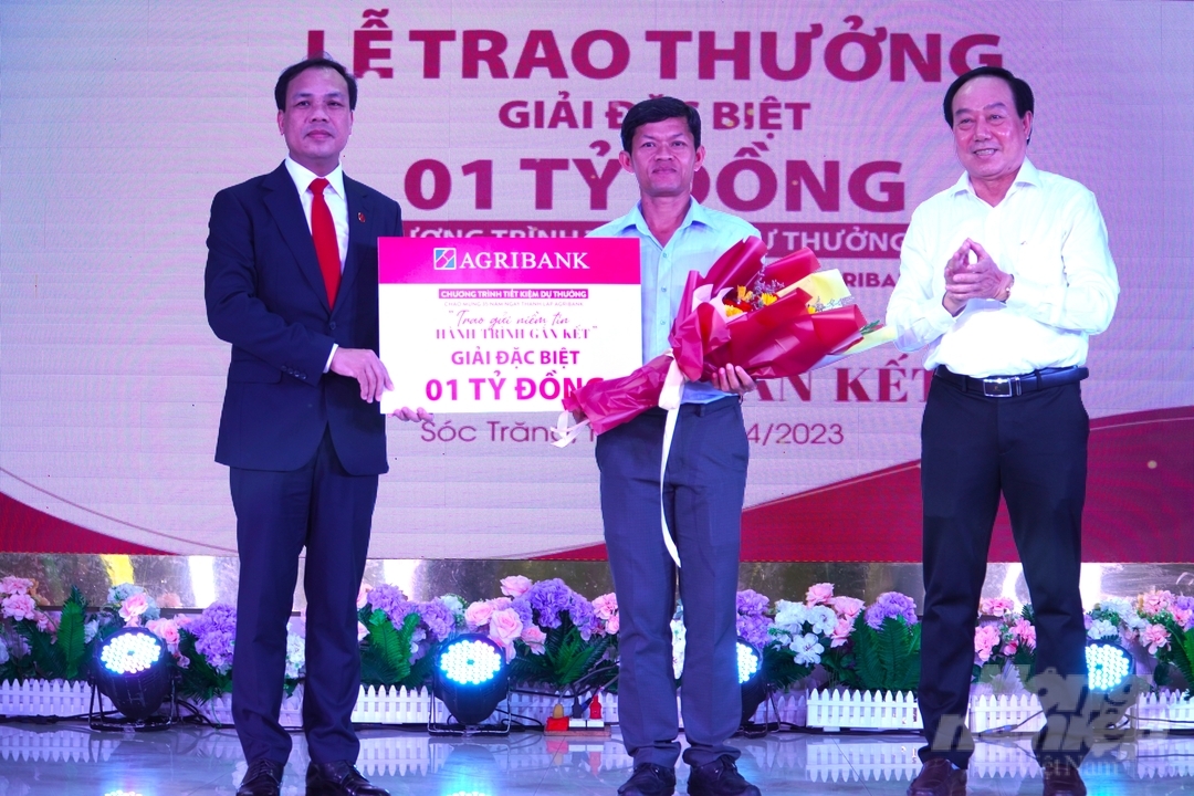 Ông Dương Quốc Thái may mắn nhận được giải thưởng đặc biệt 1 tỷ đồng từ chương trình tiết kiệm 'Trao gửi niềm tin - Hành trình gắn kết' của ngân hàng Agribank. Ảnh: Kim Anh.