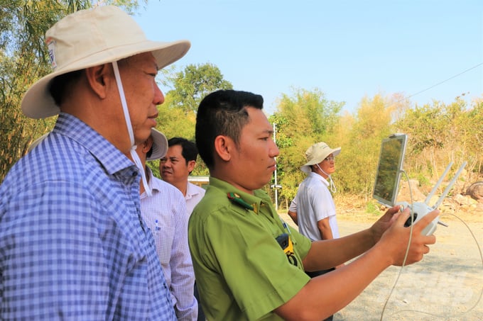 Ông Trần Anh Thư, Phó Chủ tịch UBND tỉnh An Giang đi kiểm tra công tác phòng chống cháy rừng trong mùa khô tại vùng Bảy Núi. Ảnh: Lê Hoàng Vũ.