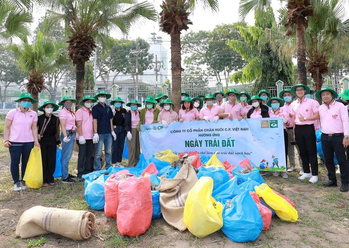 Các tình nguyện viên của C.P. Việt Nam hưởng ứng Ngày Trái Đất.