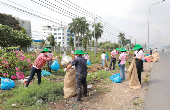 Các tình nguyện viên của C.P. Việt Nam tham gia thu dọn rác.