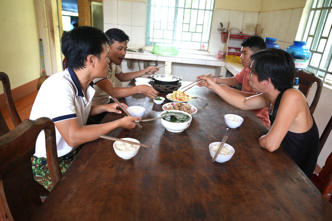 Bữa trưa của Hùng và anh em ở trạm kiểm lâm số 2, VQG Bù Gia Mập. Ảnh: Trần Trung.