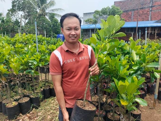 Anh Phạm Thanh Tuấn, nông dân ở tỉnh Hậu Giang đến tham quan mô hình trồng thực nghiệm và mua cây giống về trồng. Ảnh: Minh Đảm.