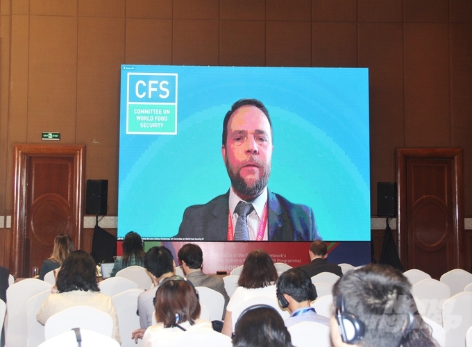 Đại sứ Gabriel Ferrero (Chủ tịch CFS) chia sẻ về vai trò của Ủy ban An ninh lương thực thế giới. Ảnh: Quang Dũng.