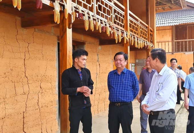 Bộ trưởng Bộ NN-PTNT Lê Minh Hoan (ở giữa) nghe Lý Ngọc Lâm (ngoài cùng bên trái) chia sẻ về cách làm du lịch homestay. Ảnh: Đào Thanh.