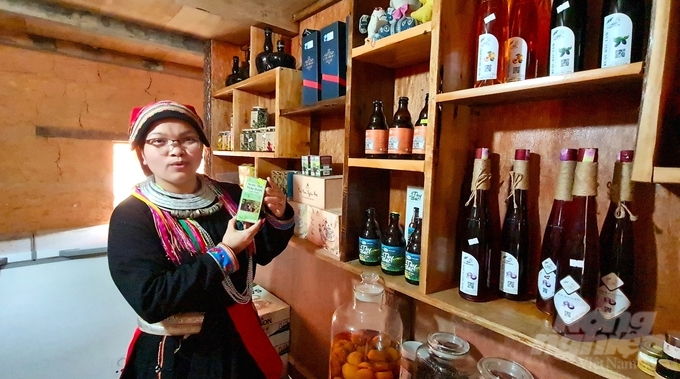 Nhiều sản phẩm dược liệu, rượu được người Dao ở Nặm Đăm sản xuất có bao bì đẹp mắt phục vụ nhu cầu của khách du lịch. Ảnh: Đào Thanh.