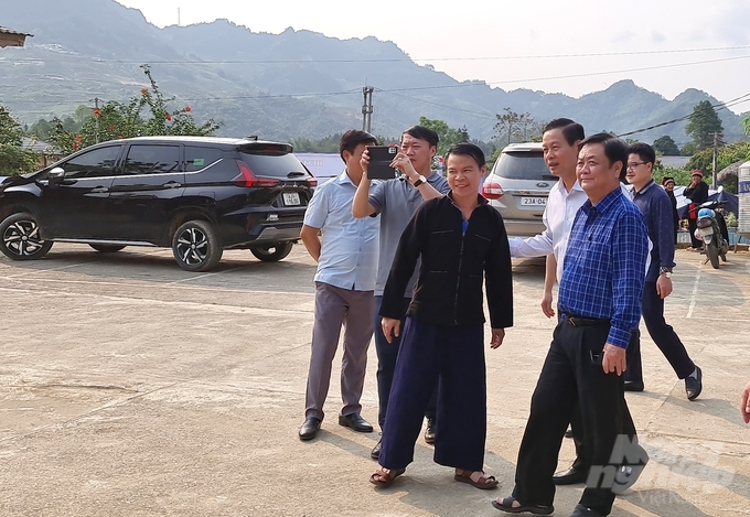 Bộ trưởng Bộ NN-PTNT Lê Minh Hoan (ngoài cùng bên phải) đến thăm HTX du lịch cộng đồng Quản Bạ của Nguyễn Đỗ Mười. Ảnh: Đào Thanh.