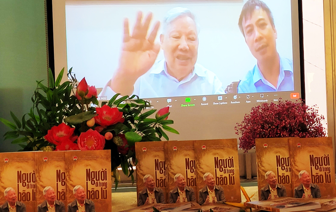 Nguyên Bộ trưởng Lê Huy Ngọ dự buổi giới thiệu sách qua hình thức online.