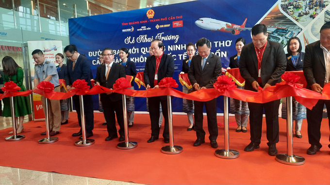 Lãnh đạo 2 địa phương Quảng Ninh và Cần Thơ cắt băng khánh thành đường bay mới. Ảnh: Nguyễn Thành.