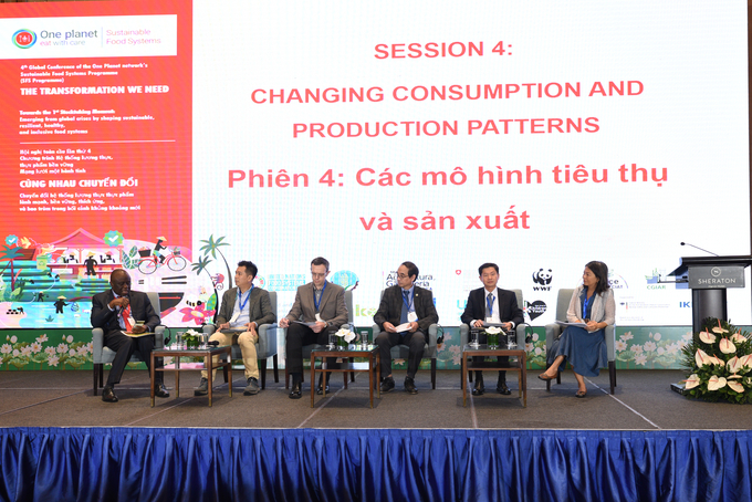 The fourth discussion session has the theme 'Consumption and production patterns'. Photo: Tung Dinh.