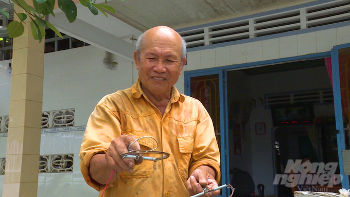 Mặc dù năm nay đã ngoài 70 tuổi, lão nông Lê Văn Công vẫn ngày đêm nghiên cứu, chế tạo ra chiếc máy sạ hàng, cho tới những chiếc bẫy chuột đơn giản, hiệu quả. Ảnh: Hồ Thảo.
