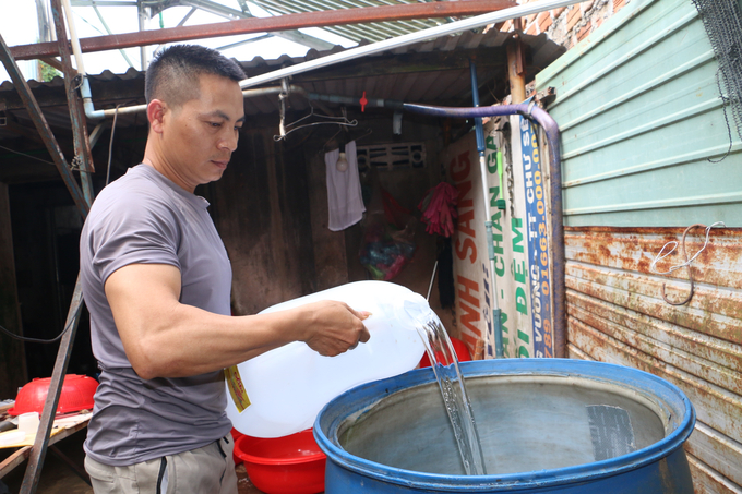 Gia đình anh Quyến khổ sở vì không có nước phục vụ kinh doanh. Ảnh: Tuấn Anh.