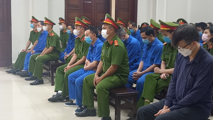 Chiều 25/4, TAND tỉnh Quảng Ninh đã tuyên án sơ thẩm 28 bị cáo trong vụ án xảy ra tại Công ty CP Quản lý đường sông số 3 với tổng số mức án lên tới 200 năm tù.