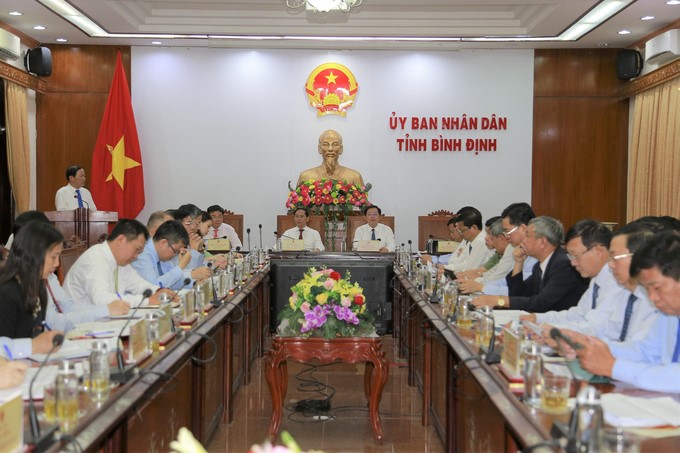Mr. Pham Anh Tuan, Chairman of the Binh Dinh People's Committee, reporting to the delegation of the Ministry of Foreign Affairs. Photo: V.D.T.