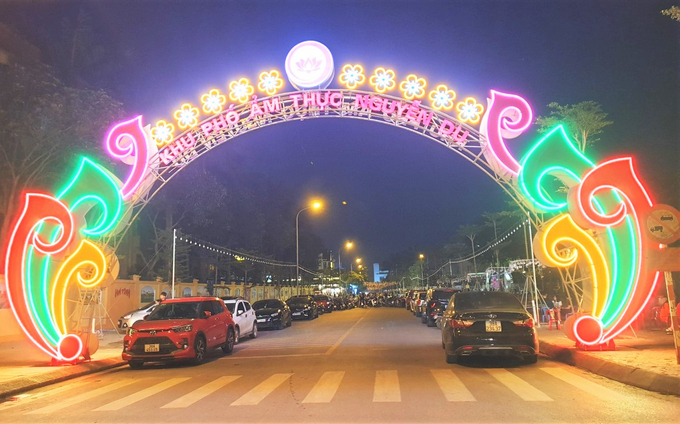Theo kế hoạch của UBND thành phố, khu phố ẩm thực Nguyễn Du sẽ bao gồm: Các cơ sở kinh doanh dịch vụ ăn uống, ẩm thực cố định; khu vực kinh doanh vỉa hè vào ban đêm (từ 18 - 23h). Trước mắt, mỗi tháng 1 lần (vào các ngày thứ 6 - chủ nhật cuối mỗi tháng và các ngày lễ trong năm) sẽ có hoạt động đi bộ, văn hóa, văn nghệ, giải trí... nhằm tạo điểm nhấn cho phố chuyên doanh.