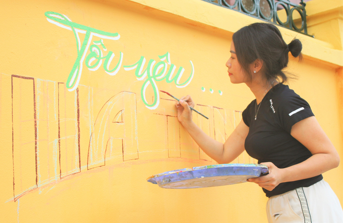Chị Nguyễn Thị Thu Hà, giáo viên Mỹ Thuật tại trường tiểu học Thạch Trung, TP Hà Tĩnh cho biết, chị cùng các anh em họa sĩ bắt đầu vẽ từ ngày 20/4 đến nay.