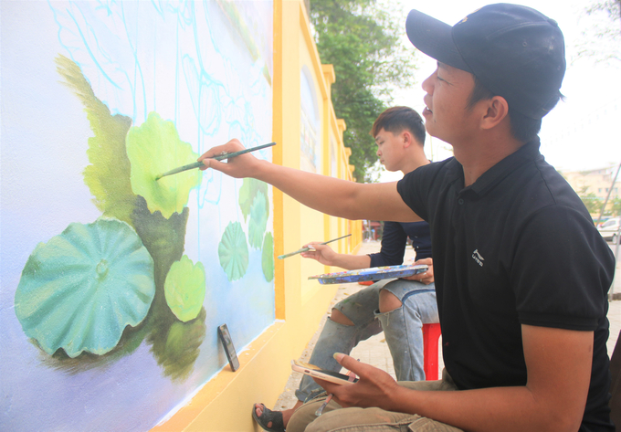 'Chúng tôi phải vẽ cả ngày lẫn đêm. Vẽ từ sáng đến 23h đêm mới nghỉ. Thời gian gấp rút nên anh em mua luôn cơm hộp về ăn ngay tại chỗ để kịp làm', một thành viên trong tổ Mỹ thuật nói.