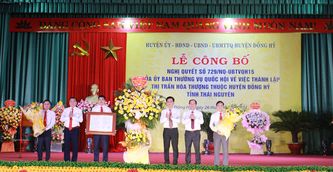  Phó Chủ tịch Hội đồng Dân tộc Quốc hội Nguyễn Lâm Thành trao Nghị quyết thành lập thị trấn Hóa Thượng. Ảnh: Nguyễn Văn Thể.