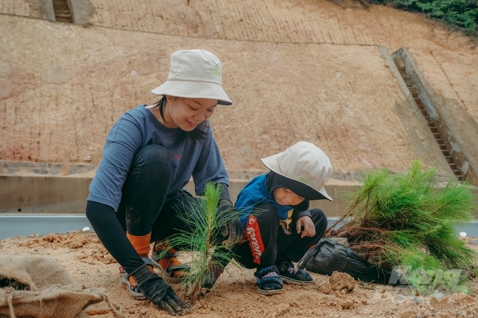 Hành trình 'trồng rừng' tại Măng Đen (KonTum) của nhóm còn có sự chung tay của thành viên nhí 5 tuổi. Ảnh: NVCC.