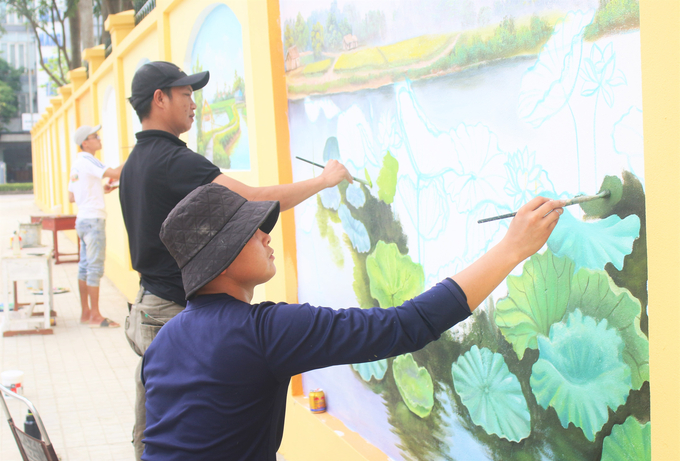 'Trước giờ G' tại trục đường Nguyễn Huy Oánh, những bức tường đã được 'biến hình' trở nên sống động, tái hiện một thành phố Hà Tĩnh thu nhỏ qua nét cọ của các họa sĩ.