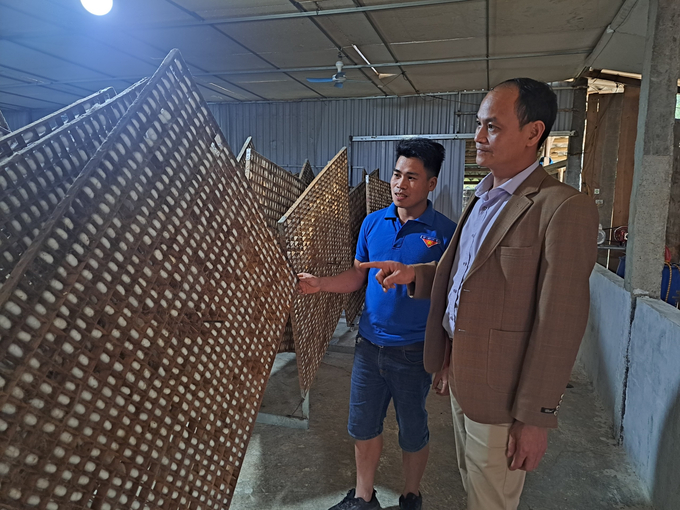 Ông Hà Ngọc Tâm, Chủ tịch UBND xã Lương Thịnh thăm mô hình nuôi tằm của trưởng thôn trẻ Trần Quốc Hoàng. Ảnh: Thanh Tiến.