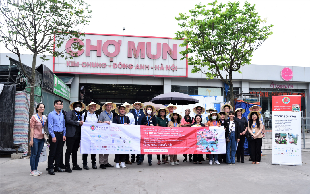 Ngày 25/4, đoàn đại biểu tham gia Hội nghị toàn cầu lần thứ 4 Hệ thống lương thực, thực phẩm bền vững - Mạng lưới Một hành tinh của Liên hợp quốc đã có chuyến khảo sát thực tế tại chợ Mun, thuộc huyện Đông Anh, TP Hà Nội.