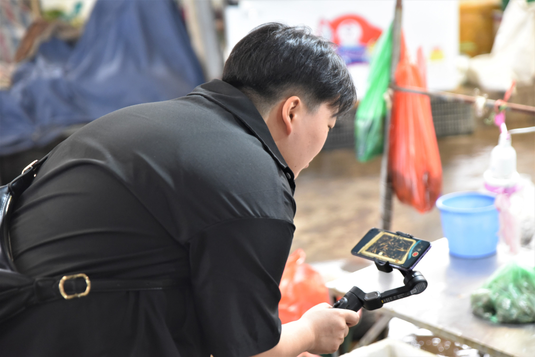 Một đại biểu không quên ghi lại những trải nghiệm thú vị tại khu chợ truyền thống của Việt Nam.