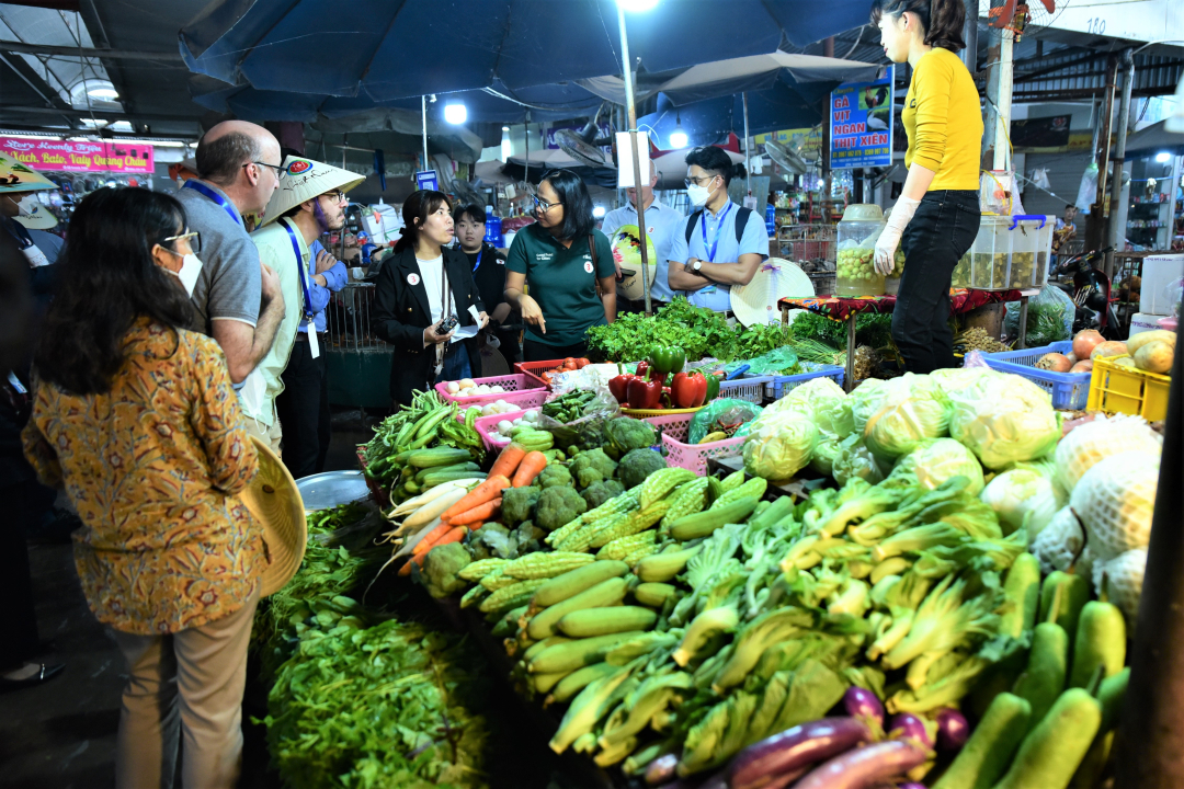 Các đại biểu đánh giá chợ truyền thống của Việt Nam rất thuận tiện cho người dân mua, bán.