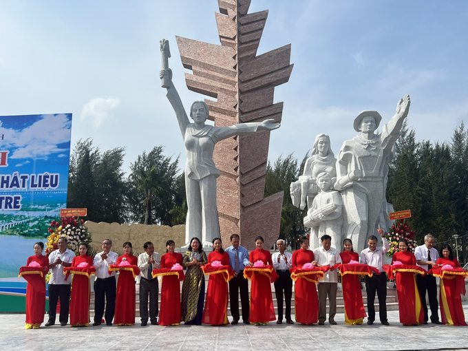 Tỉnh Bến Tre vừa tổ chức khánh thành công trình nâng cấp tượng đài Đồng Khởi. Ảnh: HT.