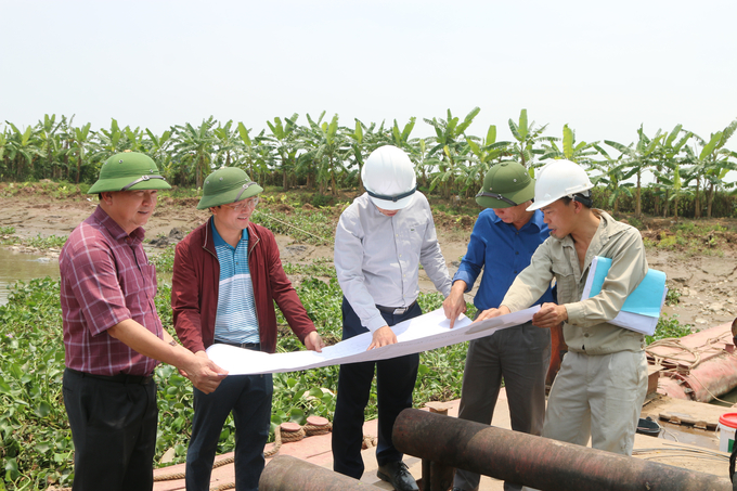 Các đơn vị chức năng phối hợp rà soát hiện trạng đê điều trước mùa mưa bão. Ảnh: Quang Dũng.