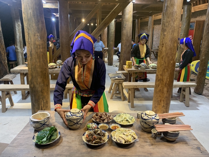 Các món ăn đậm đà hương vị núi rừng do chính tay trưởng thôn Bàn Văn Vi đạo diễn. Ảnh: Nguyễn Thành.