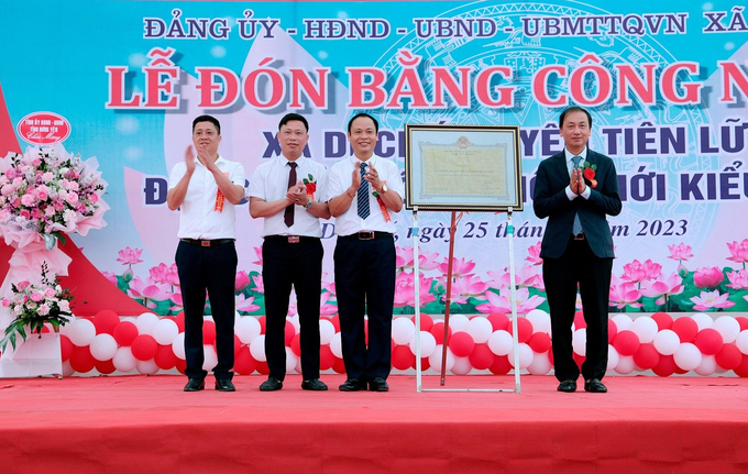 Ông Nguyễn Hùng Nam - Phó Chủ tịch UBND tỉnh Hưng Yên trao Bằng công nhận xã Dị Chế, huyện Tiên Lữ đạt chuẩn nông thôn mới kiểu mẫu.