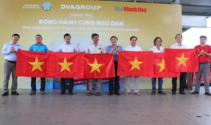 Đại diện các Nghiệp đoàn Nghề cá ở TP Nha Trang đã tiếp nhận 3.000 cá cờ Tổ quốc. Ảnh: Kim Sơ.